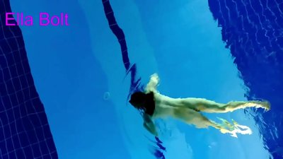 Dili ko makahunong sa pagtan-aw, ang batan-ong blonde nasakpan nga naglangoy nga hubo sa ELLA BOLT resort pool